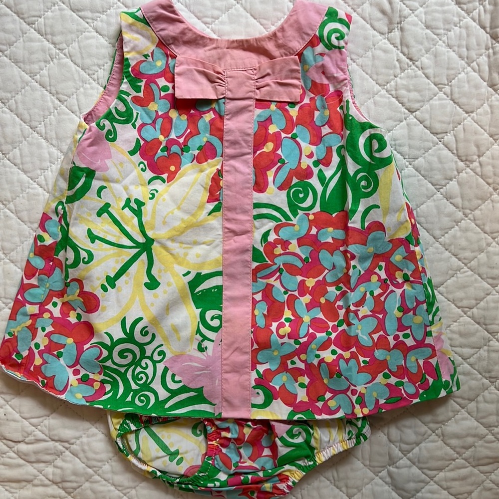 Absolutely adorable Lilly Pulitzer swing set